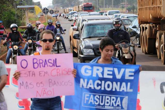 Em greve, servidores bloqueiam rodovia e dificultam acesso de carros