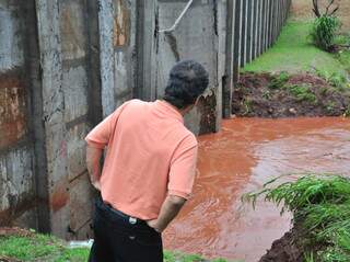 Prefeito observa rachadura em barragem no córrego Sóter, na Via Parque. (Foto: João Garrigó)