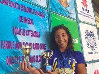 Nadadora Gabriela Cardoso foi campeã de tudo na etapa do Estadual Juvenil realizada no final de semana no Rádio Clube, em Campo Grande (Foto: Arquivo pessoal/Divulgação)