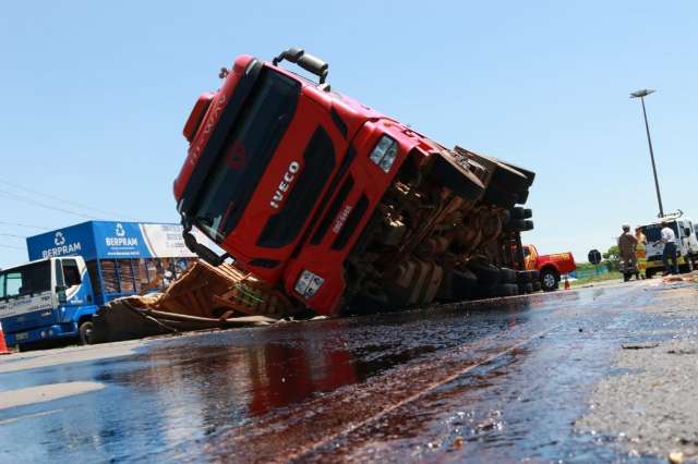 Carreta tomba com 30 toneladas de madeira no anel vi&aacute;rio 