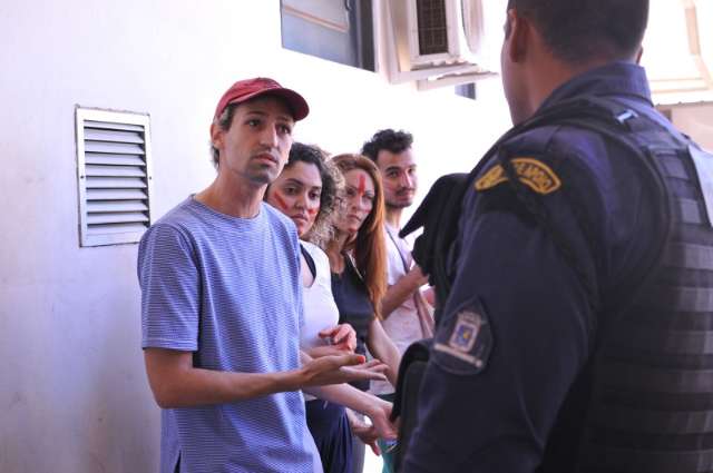 Grupo de artistas diz que pris&atilde;o ser&aacute; questionada e discutida