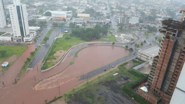Na Via Parque, &aacute;gua e at&eacute; peixe invadem a pista e interditam trecho