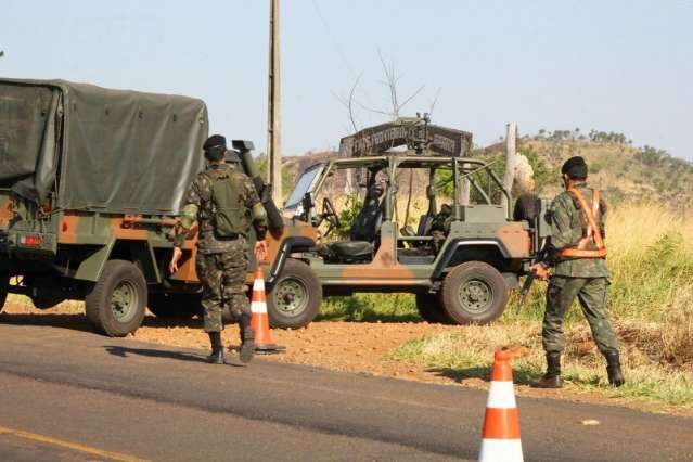 Al&eacute;m da entrada de fazendas, Ex&eacute;rcito faz bloqueio em trevo de acesso &agrave; cidade