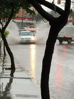 Carros tiveram dificuldades em passar pela água no Itanhangá Park. (Foto: Direto das Ruas)