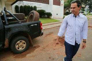 Marquinhos vistoriou serviço de tapa-buraco hoje no bairro Chácara Cachoeira. (Foto: Marcos Ermínio)