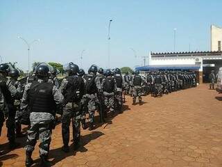 Batalhão de Choque da PM entra na penitenciária de Dourados, em abril de 2018 (Foto: Adilson Domingos)