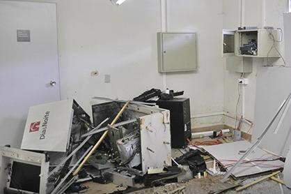  Homens explodem caixa eletrônico do Banco do Bradesco em Ladário