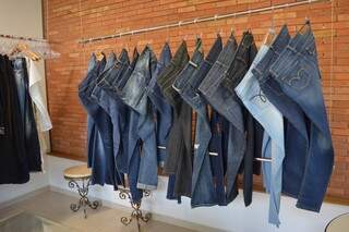 Calças jeans estão a partir de R$ 80,00. 