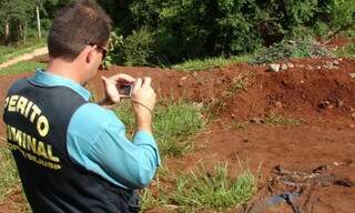 Perícia fotografa roupas de detento carbonizado que também era testemunha em processo contra o PCC. (Arquivo / Minamar Júnior)