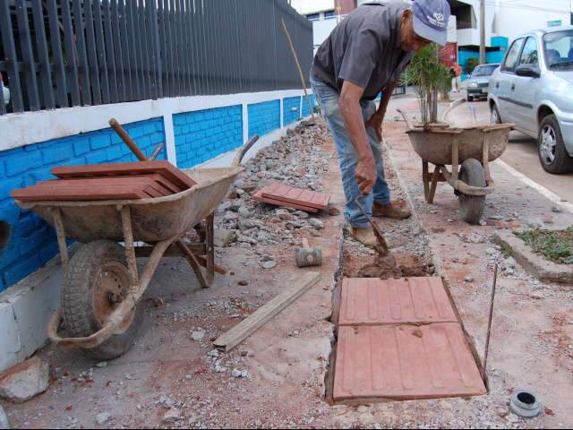  Exig&ecirc;ncia de piso t&aacute;til em cal&ccedil;adas j&aacute; existentes cria pol&ecirc;mica na C&acirc;mara