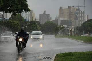 Na Capital, o dia amanheceu ensolarado, mas o tempo mudou e choveu em algumas regiões da cidade durante à tarde. (Foto: Marcos Ermínio)