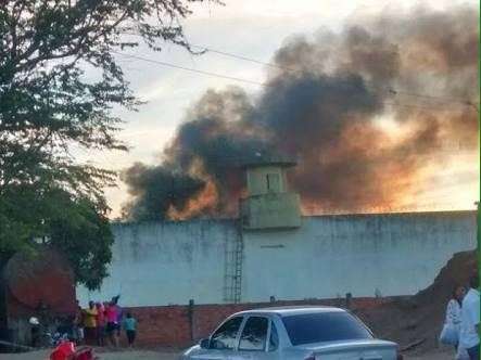 Presos trabalham na reconstru&ccedil;&atilde;o de pres&iacute;dio destru&iacute;do em rebeli&atilde;o