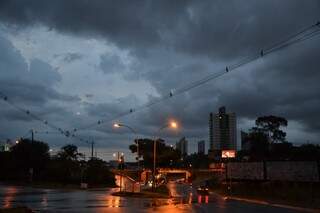 Chuva escureceu o fim de tarde em Campo Grande. (Foto: Elverson Cardozo)