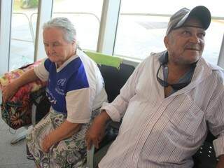 Osvaldo, ao lado da esposa Zilda, reclama da dificuldade em obter gratuidade.  (Foto: Marina Pacheco)