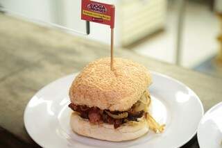 O &quot;Cowboy Burger&quot; tem generosas camadas de bacon. (Foto: Adriano Fernandes) 