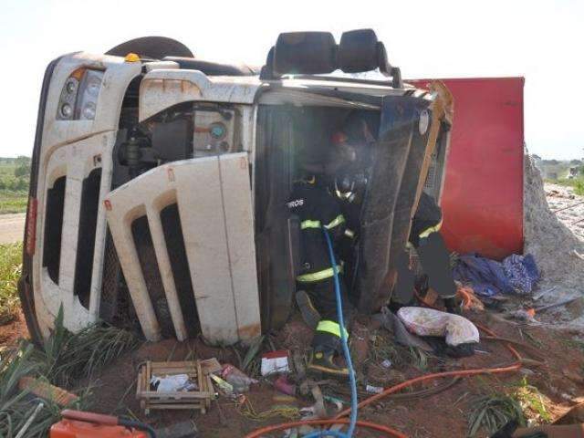 Motorista fica preso &agrave;s ferragens ap&oacute;s carreta tombar na MS-306