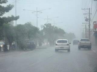 Chuva em Coxim na tarde de ontem. (Foto: Maikon Leal/Direto das Ruas)