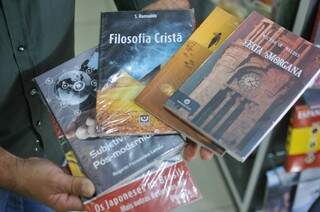 Banca também expõe livros de escritores locais. (Foto: Alcides Neto)