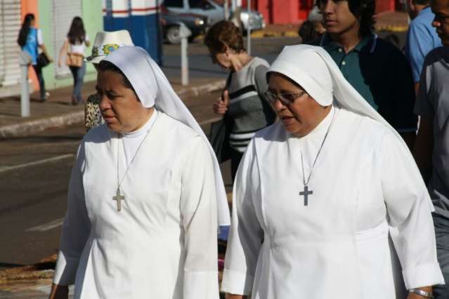  Fi&eacute;is lotam missa  e previs&atilde;o &eacute; de 20 mil em prociss&atilde;o de Corpus Christi
