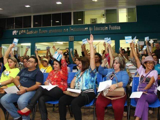Professores rejeitam proposta e amea&ccedil;am greve a partir de quarta