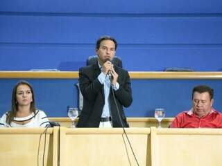 Marquinhos Trad discursa para manifestantes no plenário da Câmara. (Foto: Alcides Neto)