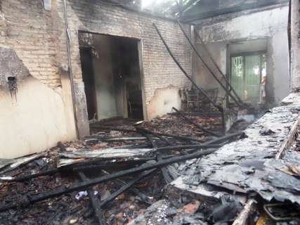 Incêndio causado por ventilador de teto deixa casa totalmente destruída
