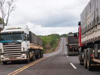 Carretas passam por trecho da BR-163 em Mato Grosso do Sul (Foto: Henrique Kawaminami/Arquivo)