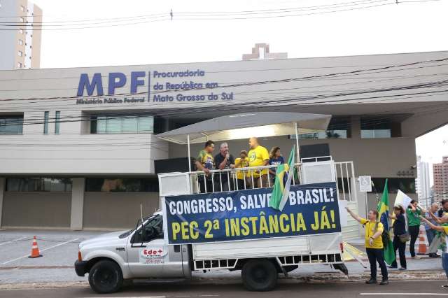 Manifestantes a favor da pris&atilde;o em 2&ordf; inst&acirc;ncia protestam em frente ao MPF