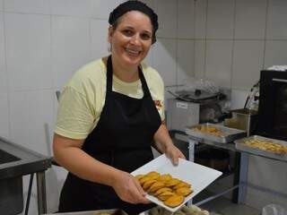 Rosângela Vieira é quem vai para cozinha preparar os salgados. (Foto: Thailla Torres)