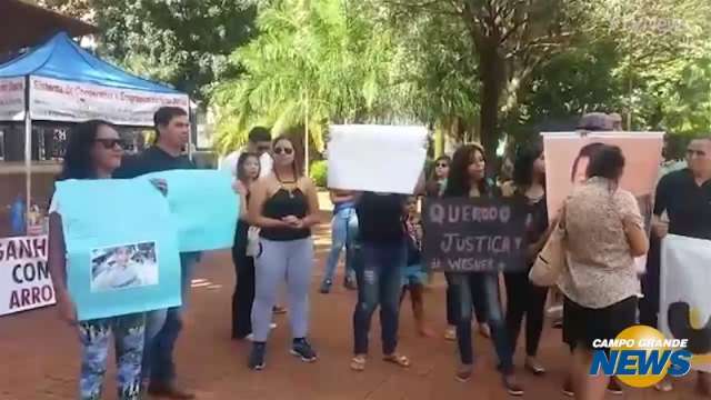 Quatro dias ap&oacute;s morte de filho, m&atilde;e chora e pede pris&atilde;o de agressores