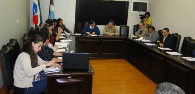 Reuni&atilde;o termina sem acordo e pr&eacute;dio da C&acirc;mara continua ocupado