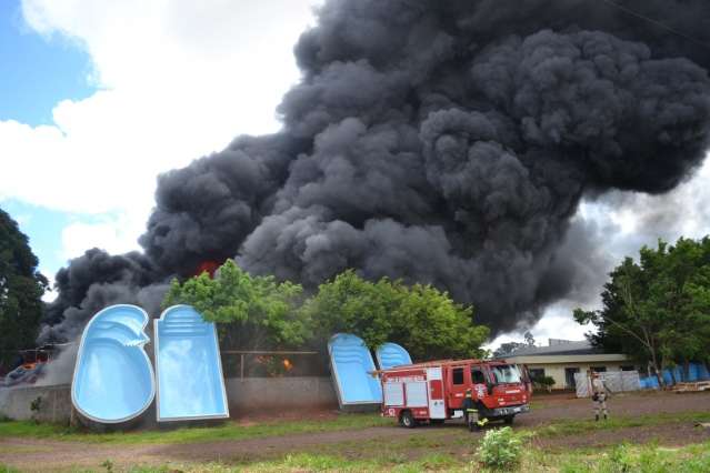 Bombeiros isolaram grande &aacute;rea para evitar inala&ccedil;&atilde;o de fuma&ccedil;a t&oacute;xica