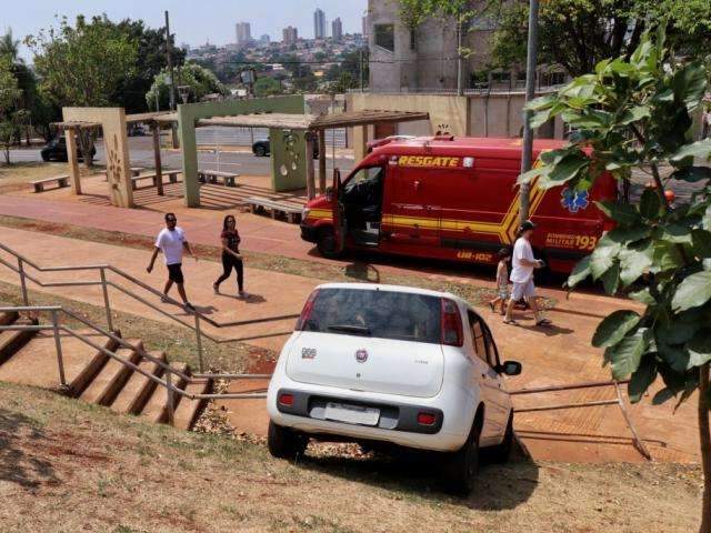 Motorista perde controle e para em corrim&atilde;o de escada na Orla Morena