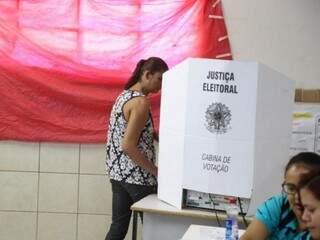 Eleitora durante voto em Campo Grande (Foto: Paulo Francis)