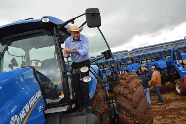 Ministro da Agricultura inicia plantio da soja e tranquiliza produtores
