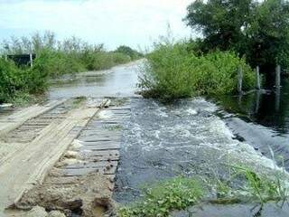 A ponte 5 da Estrada Parque está inundada, como em 2011. (Foto: arquivo)