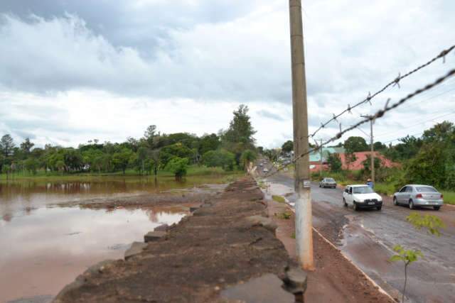  Eros&atilde;o em frente ao lago do R&aacute;dio Clube Campo assusta moradores