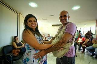 Cintia e Isaias a espera do primeiro filho, dividem no curso a experiência de &#039;segurar a barriga&#039;. (Foto: André Bittar) 