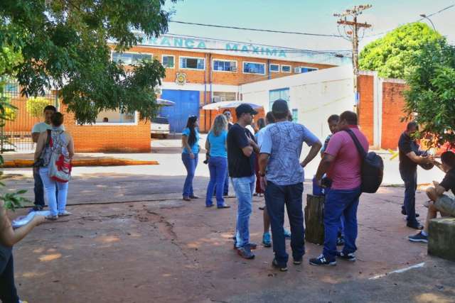 Justi&ccedil;a solta policiais militares acusados de agredir adolescente