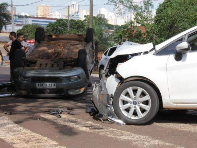 Ve&iacute;culo capota e motorista p&otilde;e culpa em sem&aacute;foro estragado