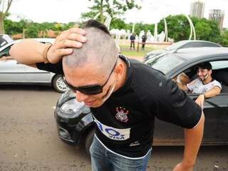 Por amor ao time, ele raspou a cabeça depois de o Corinthians ser campeão do mundial. (Foto: Rodrigo Pazinato)