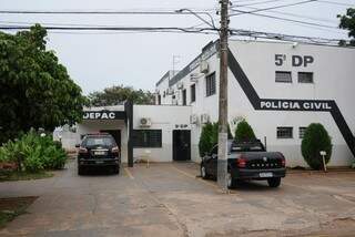 Presos foram levados para a Delegacia de Pronto Atendimento Comunitário da Vila Piratininga (Foto: Paulo Francis) 