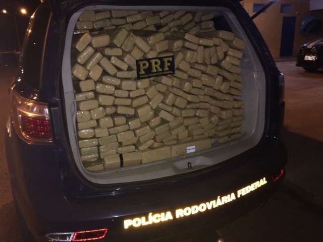 PRF acha ve&iacute;culo acidentado com 460 quilos de maconha na BR-267