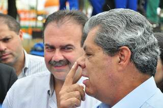Observado por Siufi, André diz que não pode haver nariz empinado na articulação de alianças. (Foto: João Garrigó)