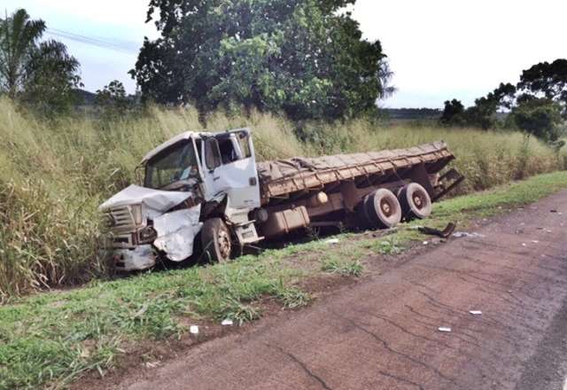 Depois de colidir contra caminh&atilde;o, motorista abandona carro lotado de cigarros
