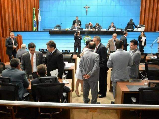 Gaeco investiga di&aacute;logo de deputados sobre fraude em folha de ponto