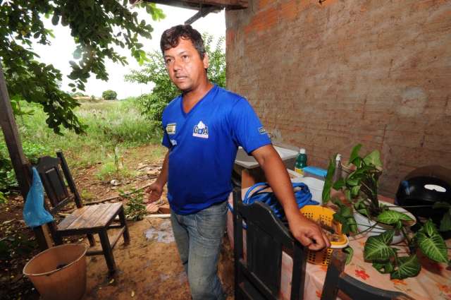 Sob tens&atilde;o, duas fam&iacute;lias s&atilde;o despejadas no Santa Em&iacute;lia 