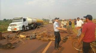 Indígenas bloquearam rodovia após acidente com  morte. (Foto: Cido Costa/Dourados Agora)
