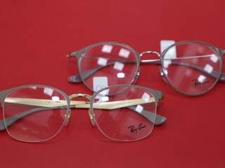 Armações Ray-Ban, uma das grifes famosas mundialmente à venda no Mercadão dos Óculos. (Foto: Marina Pacheco)