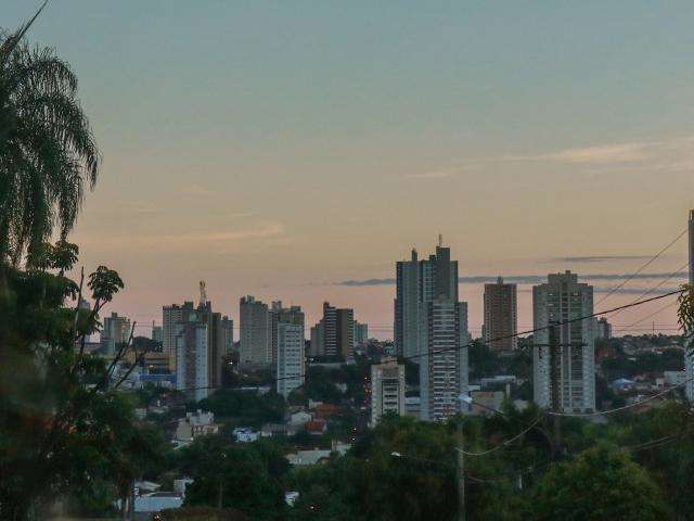 Segunda come&ccedil;a com c&eacute;u parcialmente nublado e pancadas de chuva em MS